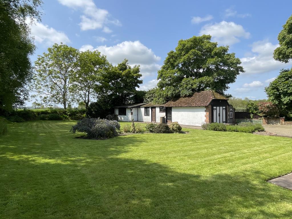 Lot: 71 - FIVE-BEDROOM HOUSE WITH SURROUNDING GARDENS AND PADDOCK IN THE SAME OWNERSHIP FOR 50 YEARS - Garden and Garage with workshop